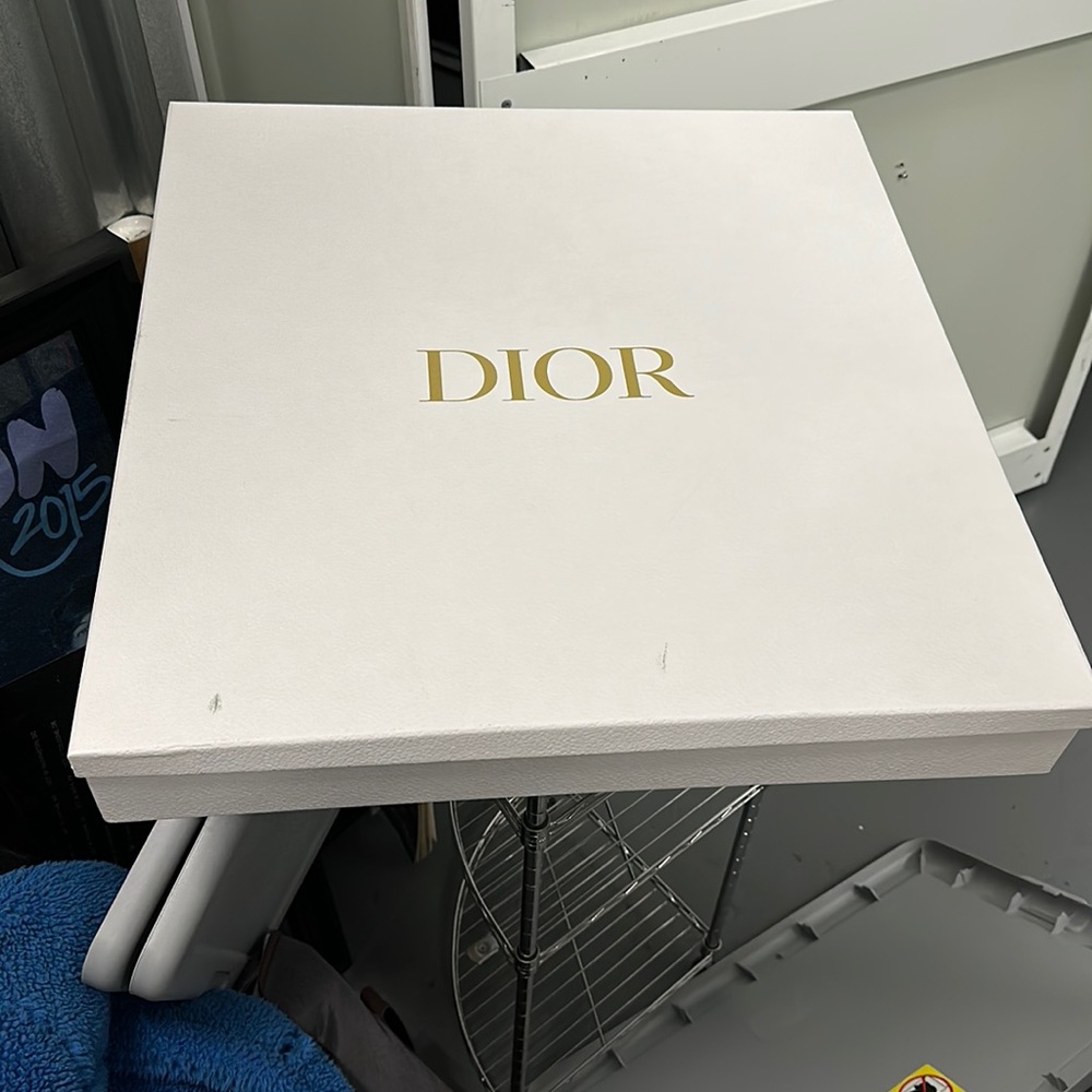 As is Dior box   Flat